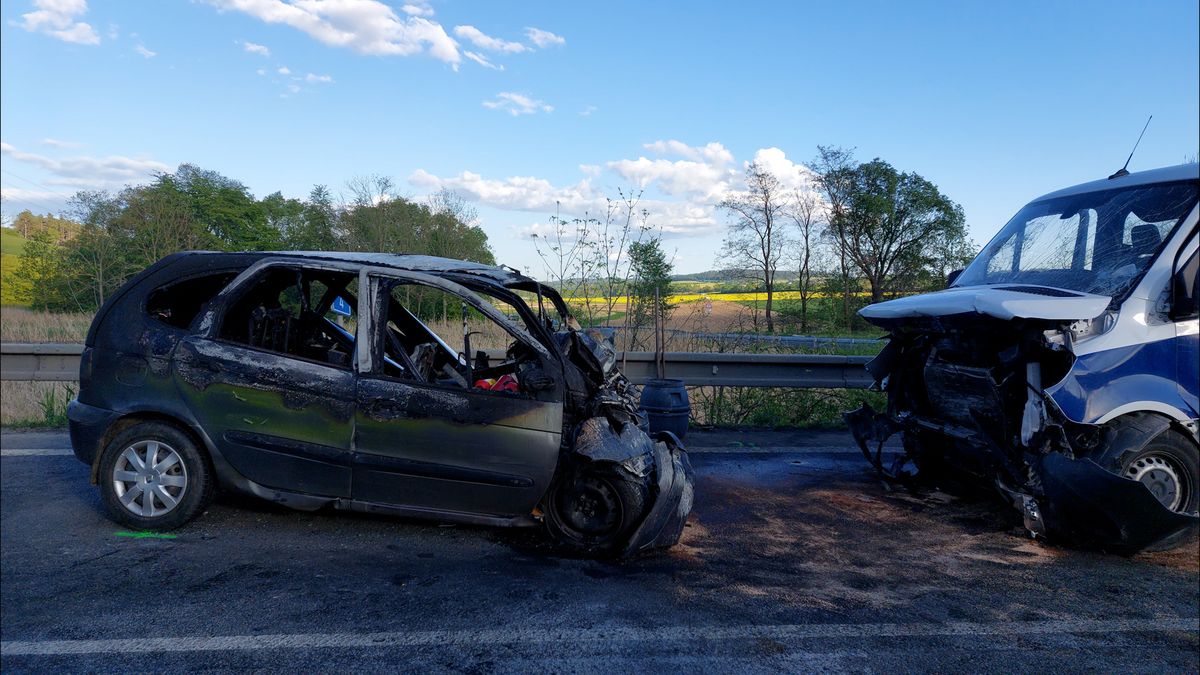Po střetu s dodávkou na Strakonicku zemřela řidička, její auto vzplálo